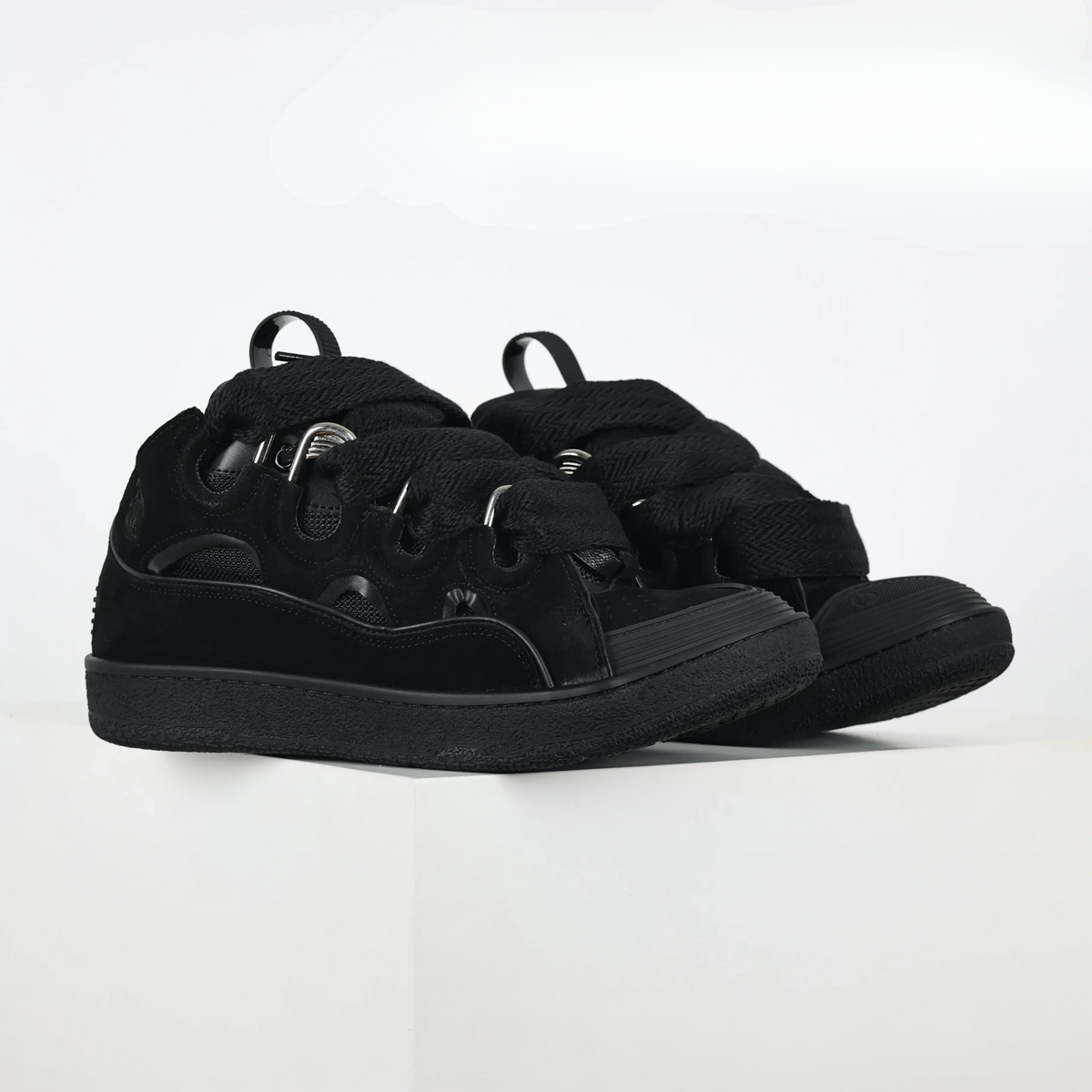 "Curb-Sneaker"